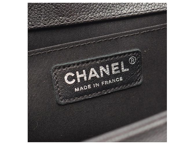 Borsa a tracolla Chanel Boy in pelle di vitello grana grossa nera - vista 4