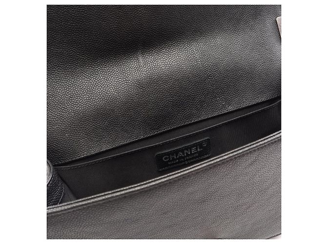 Borsa a tracolla Chanel Boy in pelle di vitello grana grossa nera - vista 8