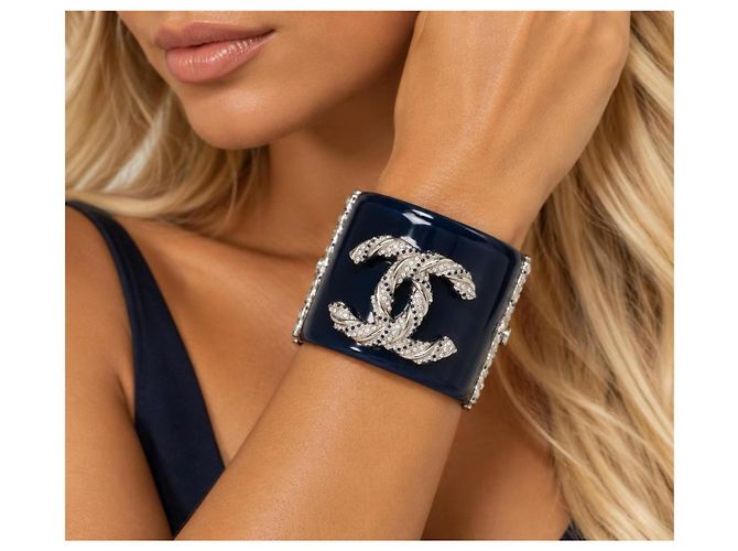 Bracciale Rigido Chanel 13P in Lucite Blu Navy e Cristalli - vista 3