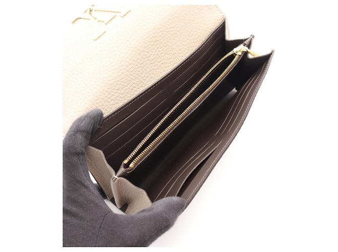 Louis Vuitton Portefeuille Capucines Bi-fold Long Wallet - vista 3