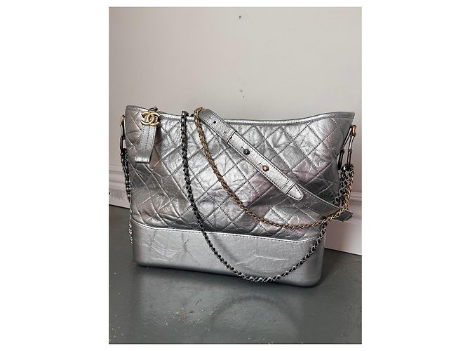 Borsa Chanel Gabrielle Hobo Large in Pelle Metallizzata Argento - vista 2