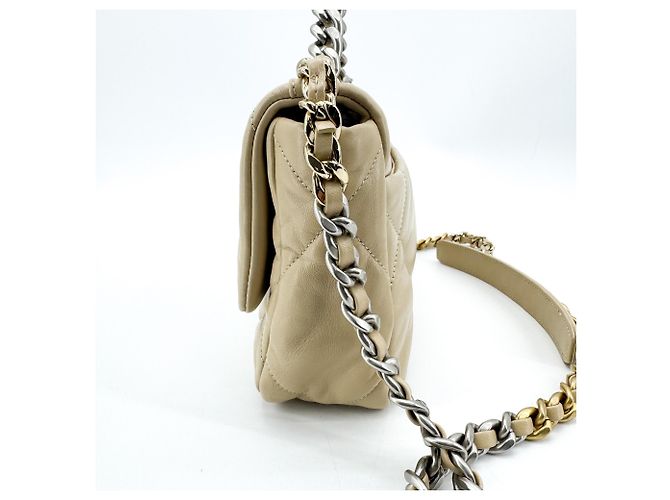 Chanel 19 Flap Quilted Leather Medium - vista 3