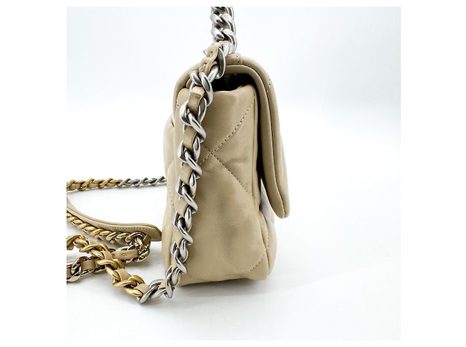 Chanel 19 Flap Quilted Leather Medium - vista 4
