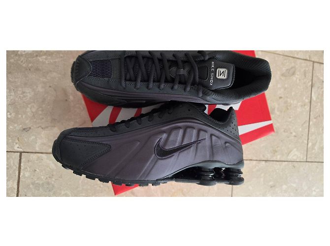Sneaker Nike Shox R4 - vista 2