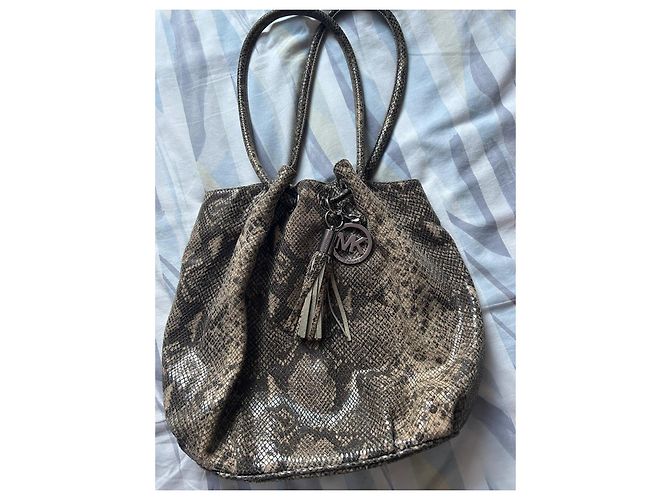 Michael Kors Beuteltasche aus Leder in irisierendem Python-Effekt mit MK-Pompon-Anhänger - Ansicht 2