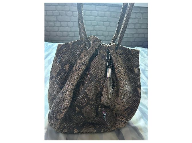 Michael Kors Beuteltasche aus Leder in irisierendem Python-Effekt mit MK-Pompon-Anhänger - Ansicht 3