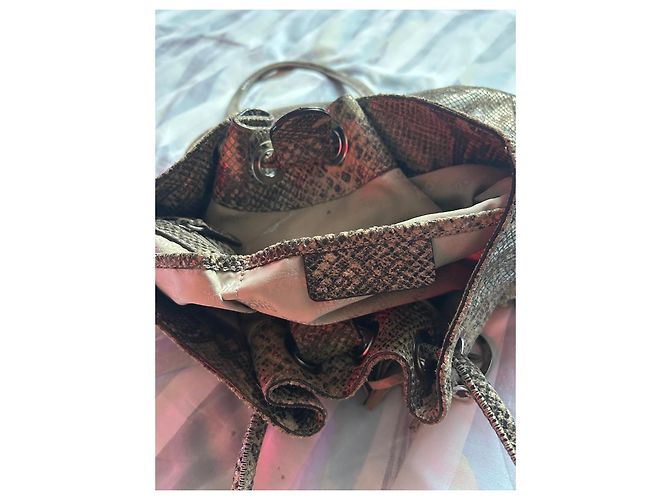 Michael Kors Beuteltasche aus Leder in irisierendem Python-Effekt mit MK-Pompon-Anhänger - Ansicht 4