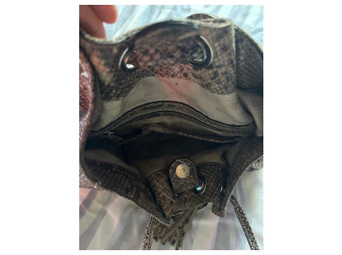 Michael Kors Beuteltasche aus Leder in irisierendem Python-Effekt mit MK-Pompon-Anhänger - Ansicht 5