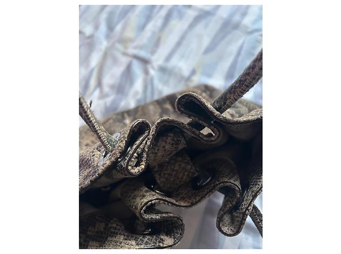 Michael Kors Beuteltasche aus Leder in irisierendem Python-Effekt mit MK-Pompon-Anhänger - Ansicht 6
