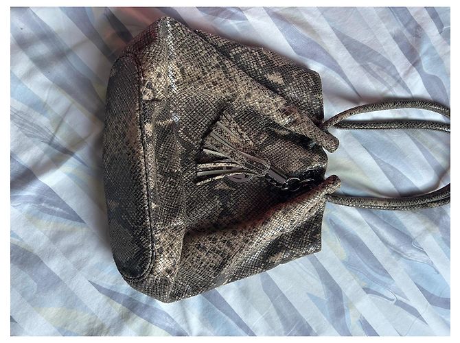 Michael Kors Beuteltasche aus Leder in irisierendem Python-Effekt mit MK-Pompon-Anhänger - Ansicht 7
