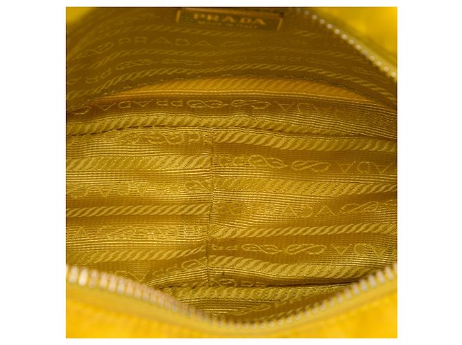 Prada Mini Borsa Camera Bag in Tessuto con Rifiniture in Saffiano Gialla - vista 4