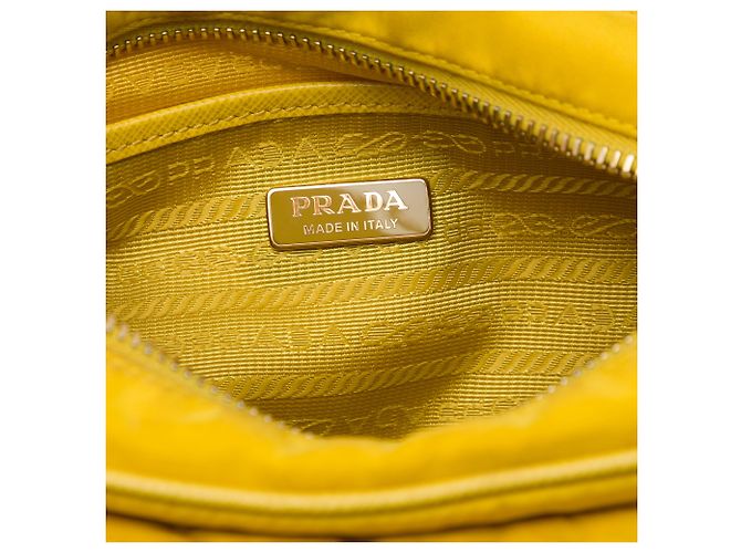 Prada Mini Borsa Camera Bag in Tessuto con Rifiniture in Saffiano Gialla - vista 5