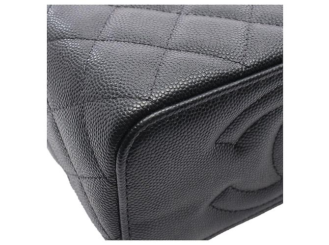 Chanel Vanity Case piccola CC matelassé in caviale nero con catena - vista 10