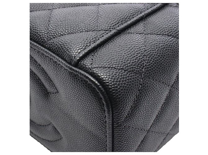 Chanel Vanity Case piccola CC matelassé in caviale nero con catena - vista 7