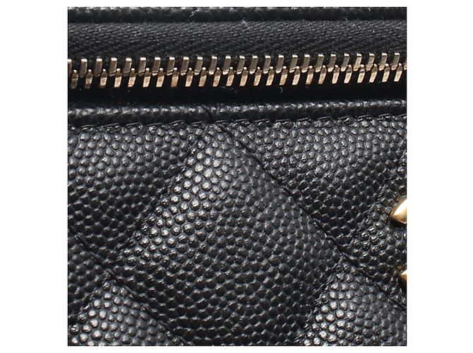 Chanel Vanity Case piccola CC matelassé in caviale nero con catena - vista 8