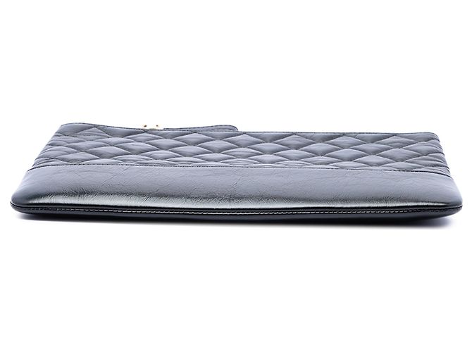 Chanel Pochette Gabrielle O Case in pelle di vitello invecchiata matelassé nera Medium - vista 3