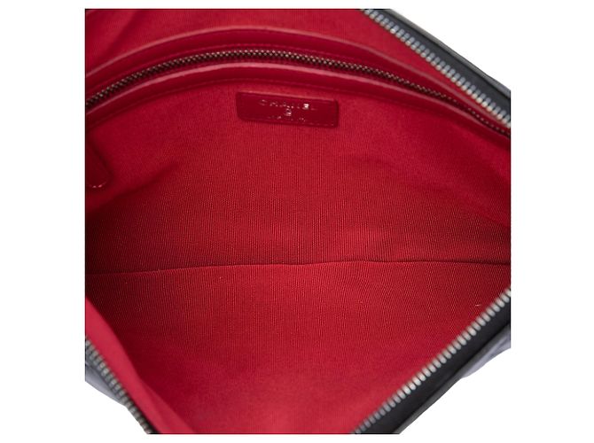 Chanel Pochette Gabrielle O Case in pelle di vitello invecchiata matelassé nera Medium - vista 4
