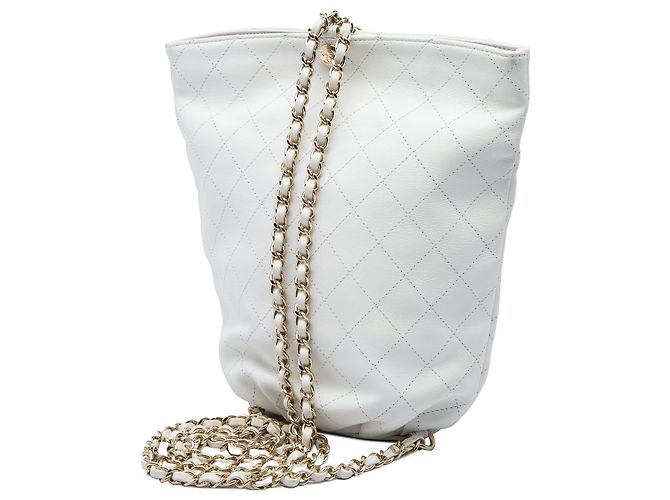 Mochila Saco Chanel em Pele de Bezerro Acolchoada Branca com CC - vista 2