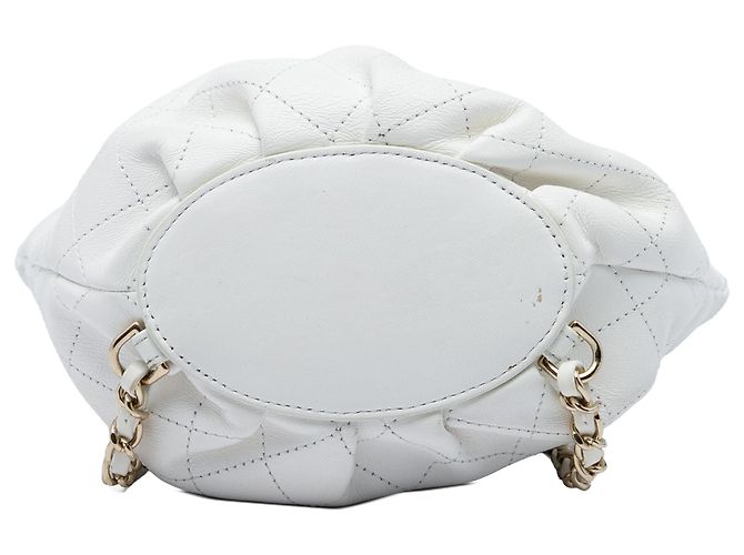 Mochila Saco Chanel em Pele de Bezerro Acolchoada Branca com CC - vista 3