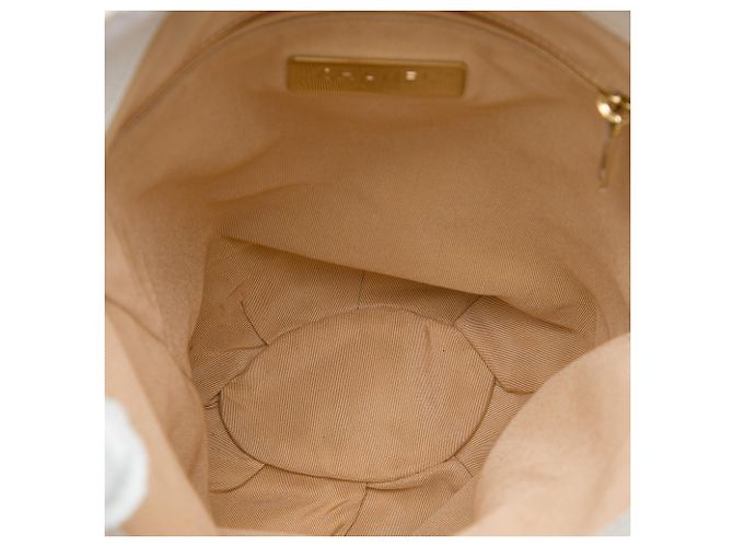 Mochila Saco Chanel em Pele de Bezerro Acolchoada Branca com CC - vista 4