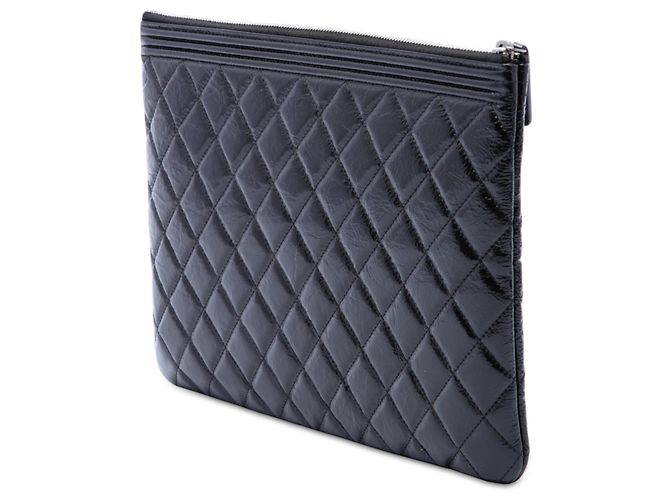 Chanel Clutch Boy O Case Medium Acolchada de Charol Negro - vista 2