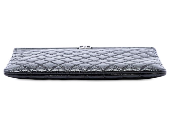 Chanel Clutch Boy O Case Medium Acolchada de Charol Negro - vista 3