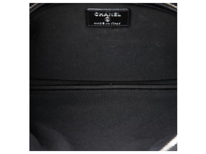 Chanel Clutch Boy O Case Medium Acolchada de Charol Negro - vista 4