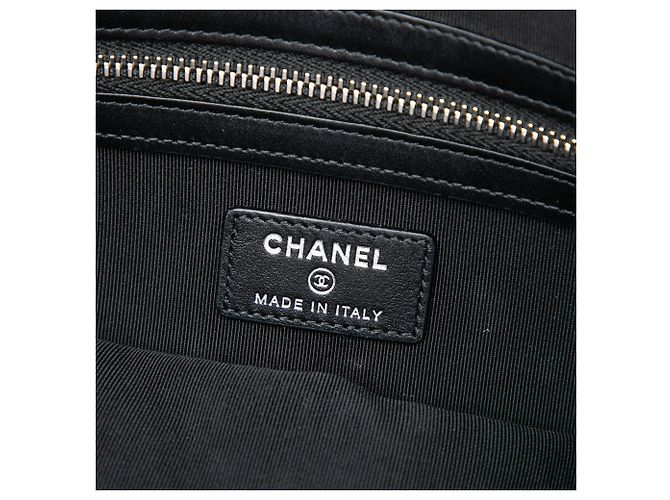 Chanel Clutch Boy O Case Medium Acolchada de Charol Negro - vista 5