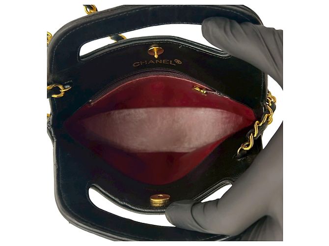 Bolsa de mão redonda Chanel Black CC em pele de cordeiro acolchoada com asa superior - vista 3