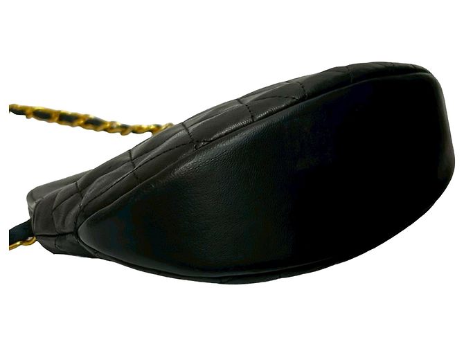 Bolsa de mão redonda Chanel Black CC em pele de cordeiro acolchoada com asa superior - vista 6