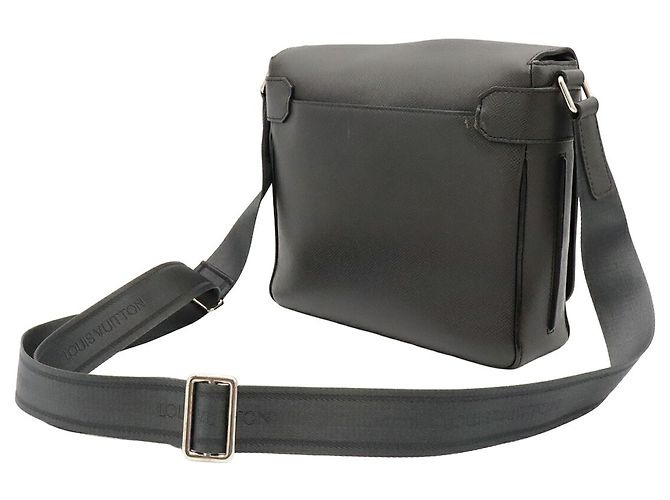 Borsa a tracolla Louis Vuitton Taiga Roman PM - vista 3