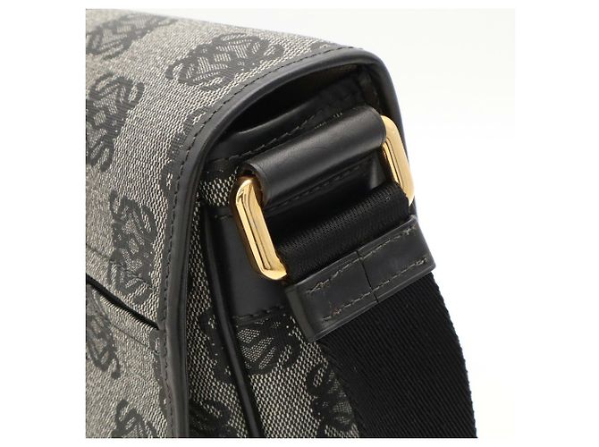 Borsa a tracolla con patta Loewe Repeat Anagram - vista 6