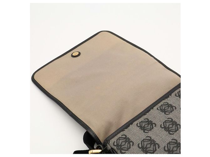 Borsa a tracolla con patta Loewe Repeat Anagram - vista 8