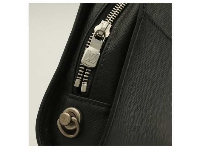 Clutch Louis Vuitton Taiga Baikal - vista 6