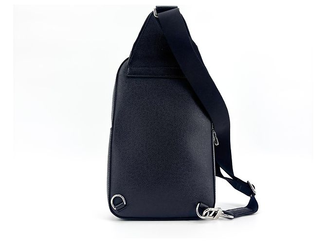 Louis Vuitton Avenue Sling Taiga Leather - vista 2