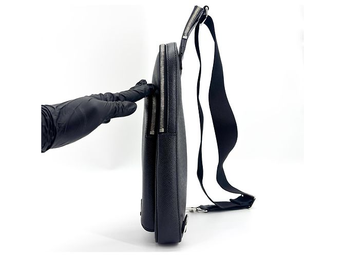 Louis Vuitton Avenue Sling Taiga Leather - vista 3