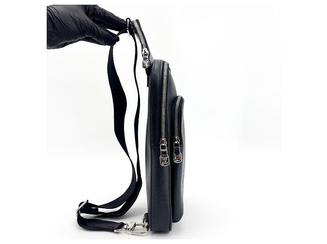 Louis Vuitton Avenue Sling Taiga Leather - vista 4
