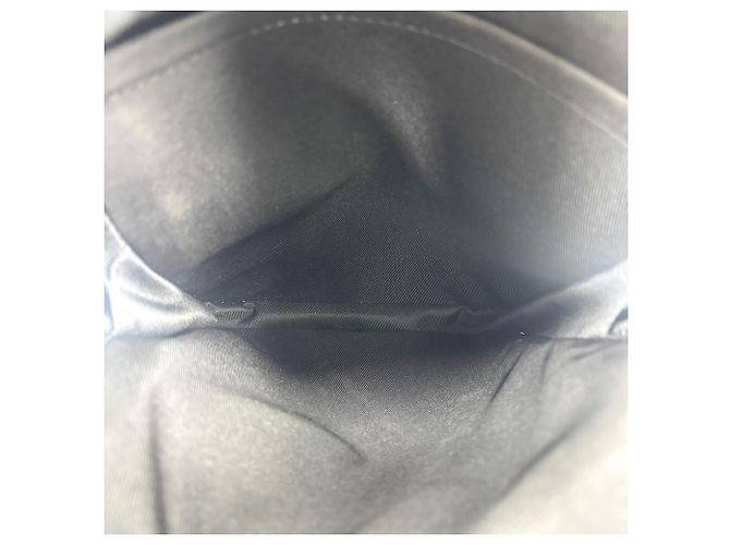 Louis Vuitton Avenue Sling Taiga Leather - vista 5