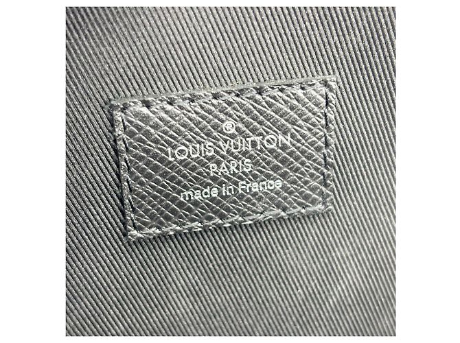 Louis Vuitton Avenue Sling Taiga Leather - vista 6