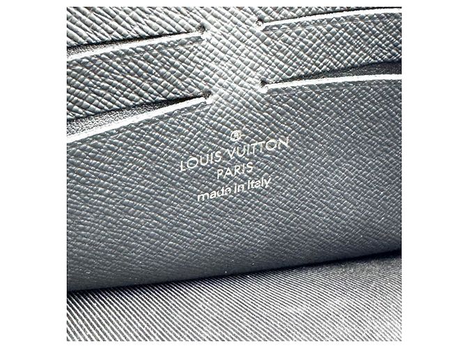 Louis Vuitton Pochette Voyage Monogram Eclipse Canvas MM - vista 6