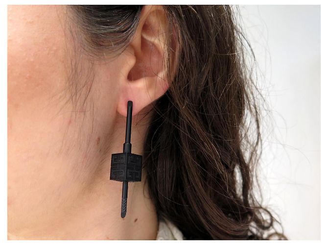 NUEVOS PENDIENTES GIVENCHY LOCK ASIMÉTRICOS NEGRO MATE - vista 14