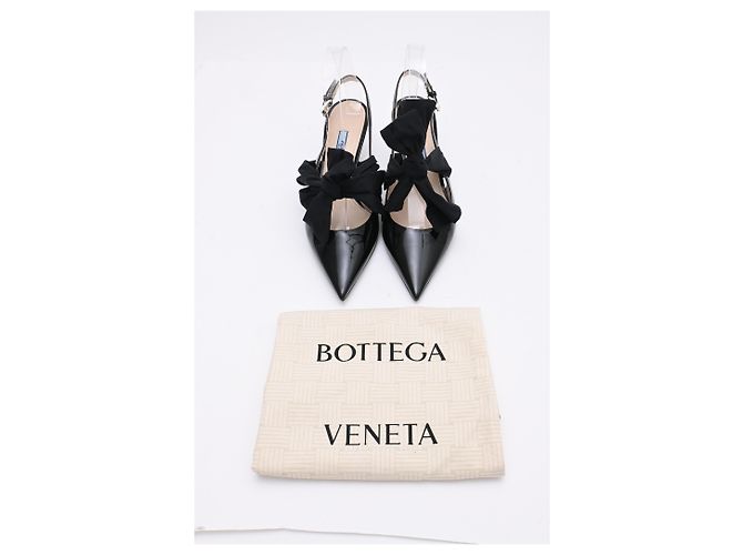 Décolleté Slingback Prada in pelle nera con dettagli a fiocco in vernice - vista 9