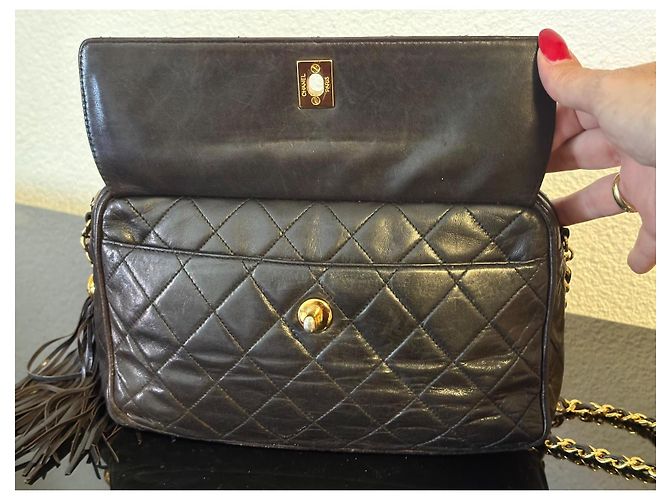Borsa a tracolla Chanel in pelle nera con nappe - vista 3