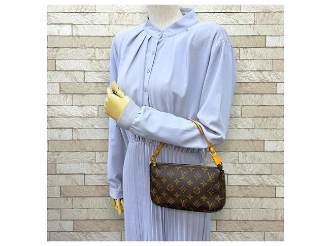Louis Vuitton Pochette Accessoires Monogram Borsa a mano - vista 2
