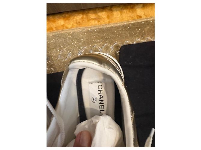 Sneakers Chanel da donna in pelle dorata - vista 2