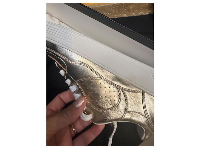 Sneakers Chanel da donna in pelle dorata - vista 3