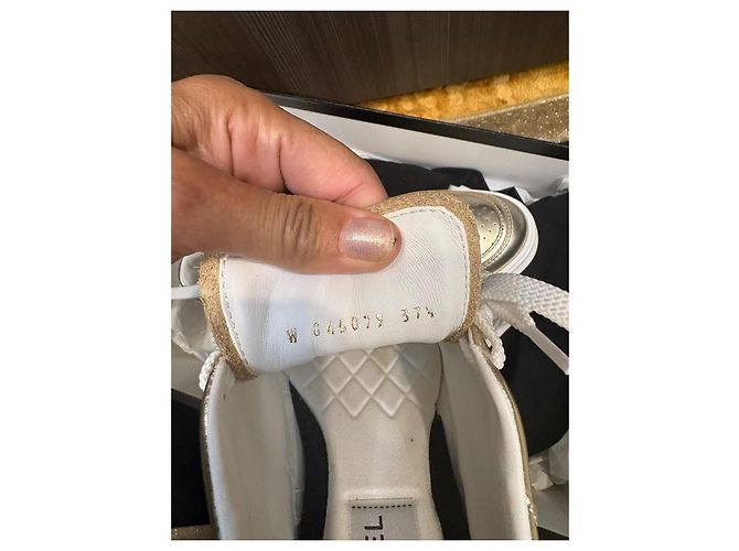 Sneakers Chanel da donna in pelle dorata - vista 5