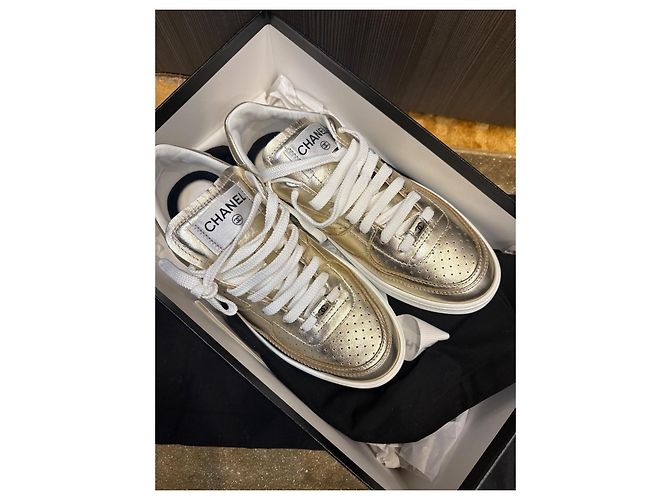Sneakers Chanel da donna in pelle dorata - vista 7