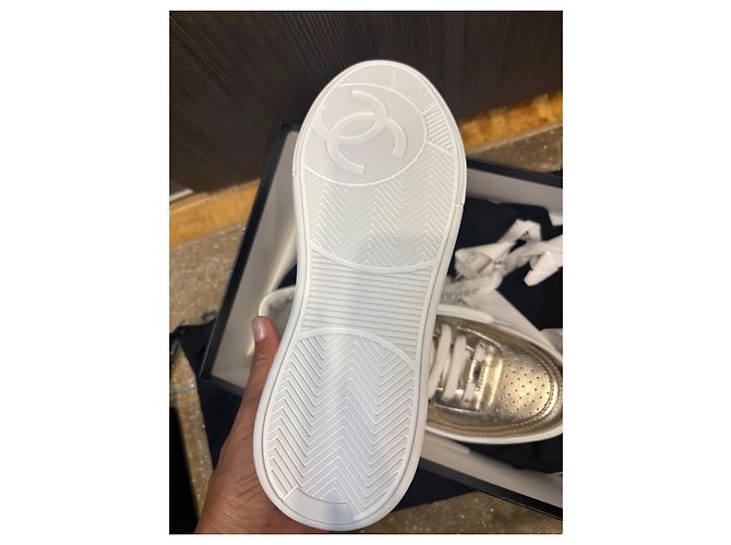 Sneakers Chanel da donna in pelle dorata - vista 8