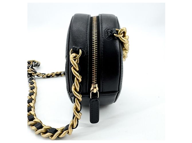 Chanel 19 Round Clutch con cadena de piel acolchada - vista 3